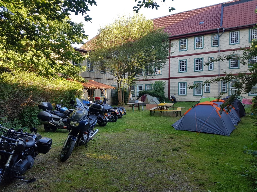 Kleine Motorrad-Gruppe im Innenhof des Industriedenkmals