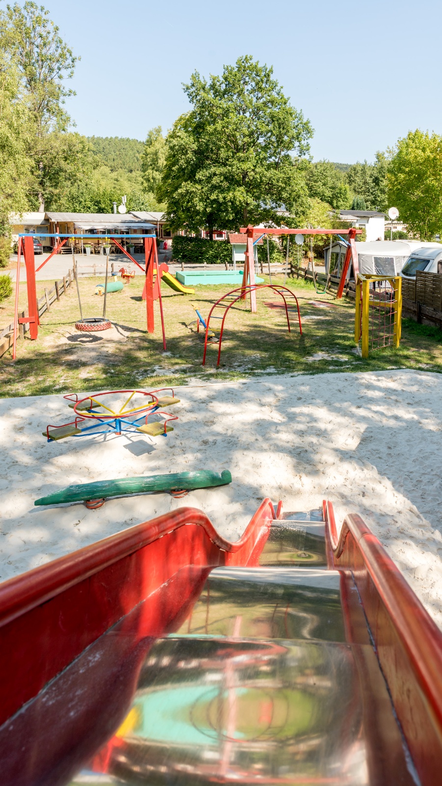 Blick von der Rutsche, im Hintergrund Rezeption, Biergarten, Kiosk und Gaststube Zur Eule (Foto: Daniel Li)