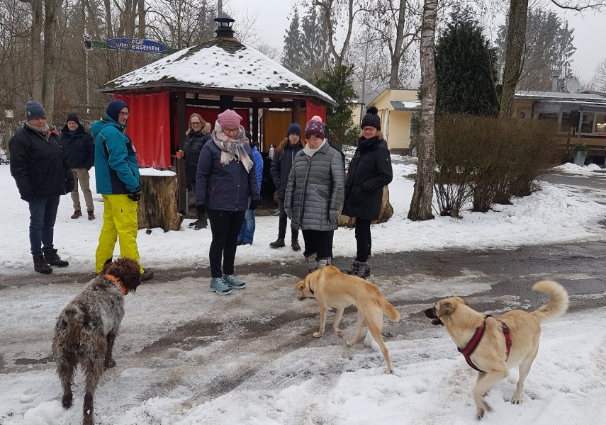 Treffen vor der Grillhütte am Eingang