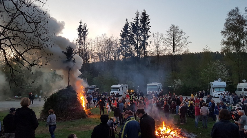 Das große Osterfeuer wird entzündet