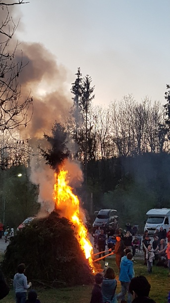 Kontrolliertes Abbrennen in Anwesenheit der Feuerwehr