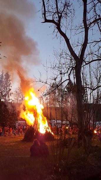 Tolle Atmosphäre am Feuer bei bestem Wetter