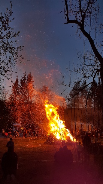 Die Dunkelheit bringt das Feuer richtig zur Geltung