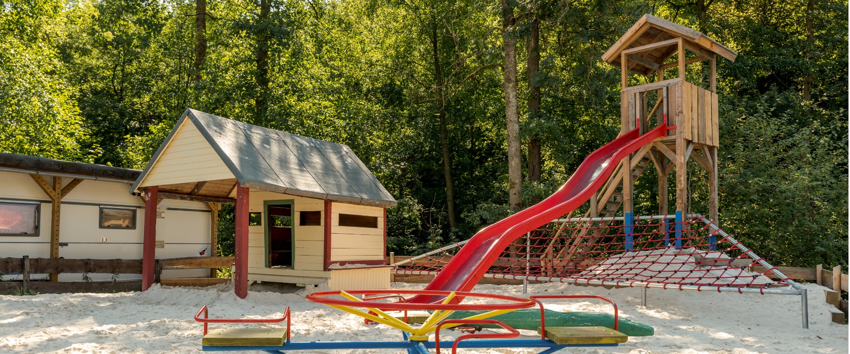 Spielplatz mit Rutsche 