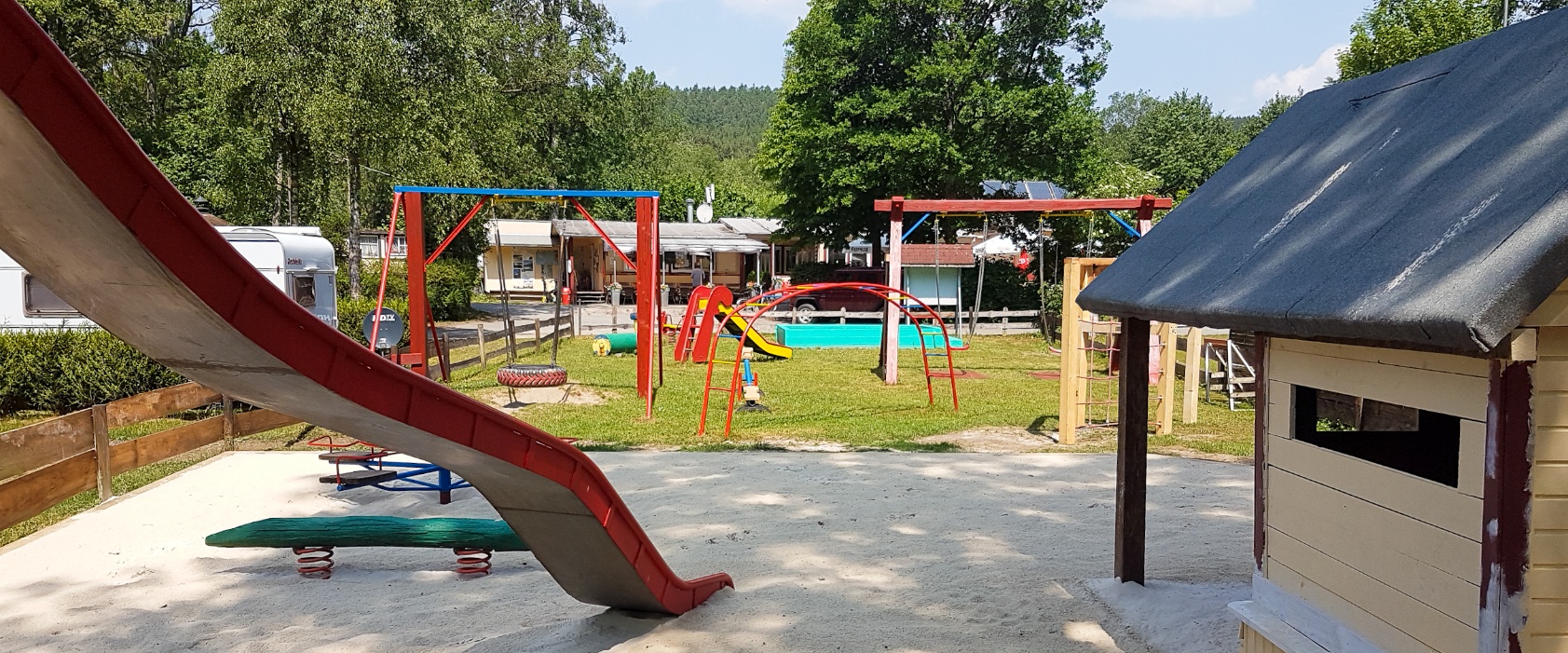 Spielplatz mit Blick auf Eingang und Biergarten