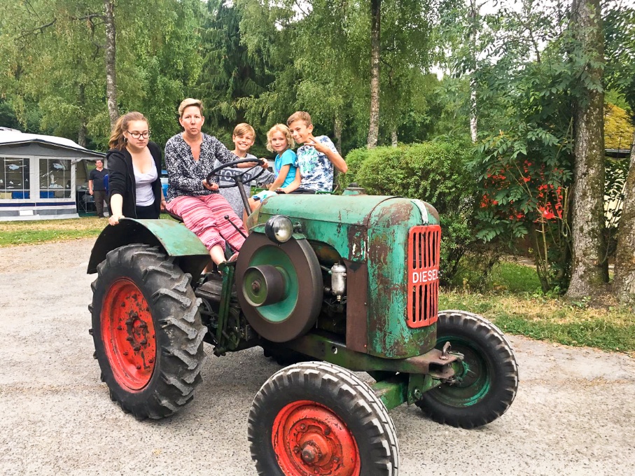 Treckerfahrt mit Kindern auf dem Campingplatz Eulenburg