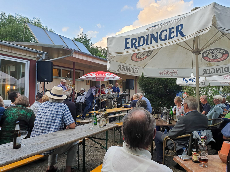 Gute Laune und Jazz im Biergarten Eulenburg