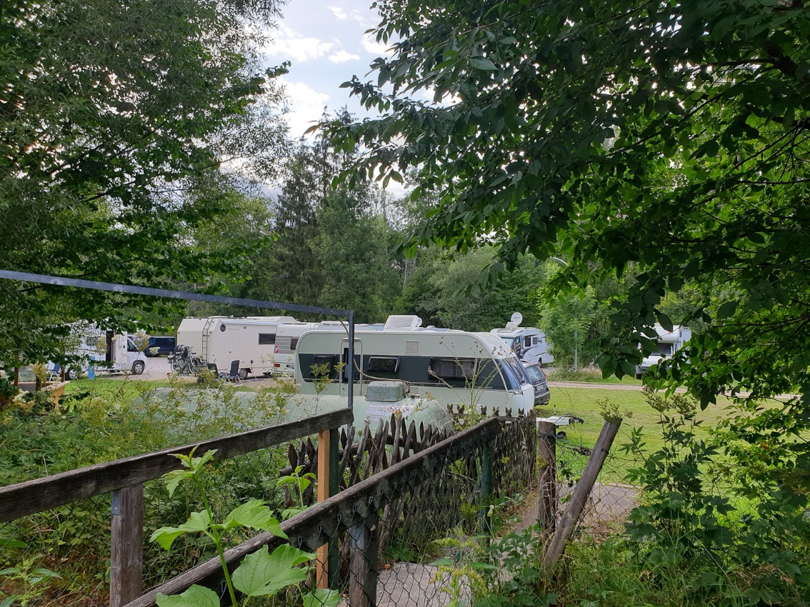 Kleine Brücke über den historischen Wassergraben zu Biergarten, Kiosk und Gaststube