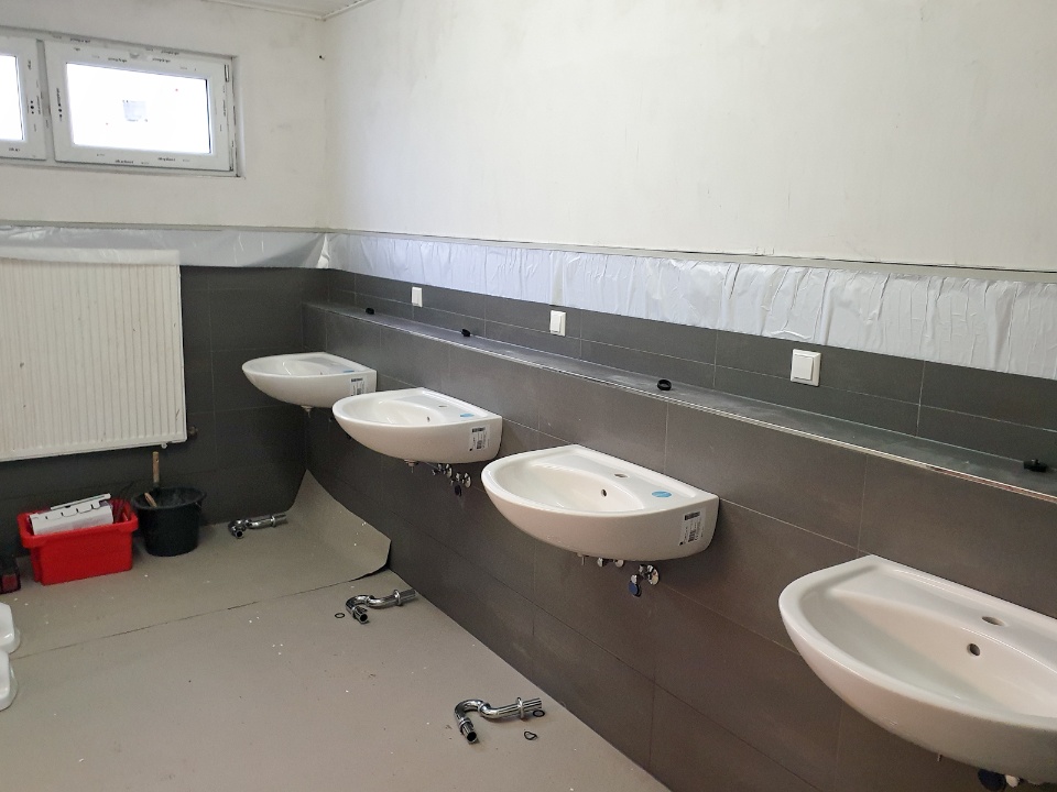 Waschbecken sind eingebaut, Trennwände folgen - Eulenburg Camping Neue Sanitaeranlagen
