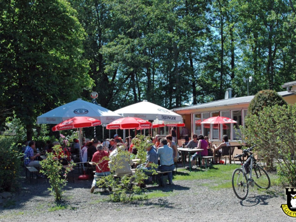 Biergarten mit Außenplätzen direkt vor der Gaststube