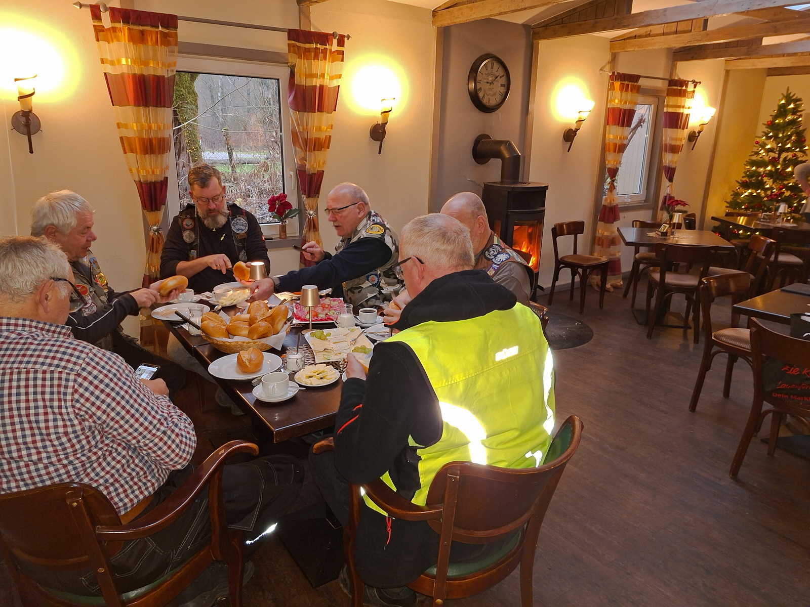 Frühstück am Kaminfeuer Frühstück am Kaminfeuer