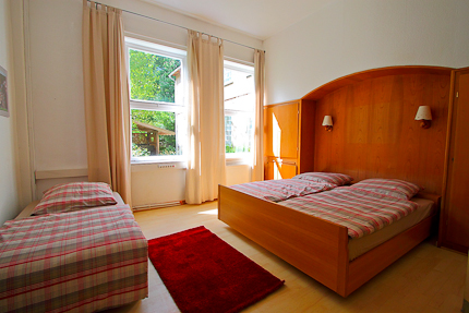 Zimmer im Camping-Hotel Eulenburg mit Blick auf den romantischen Innenhof