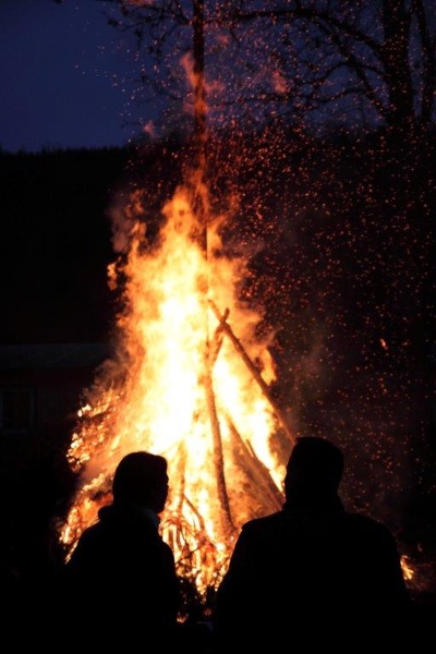 Romantischer Brauch - Osterfeuer im Harz
