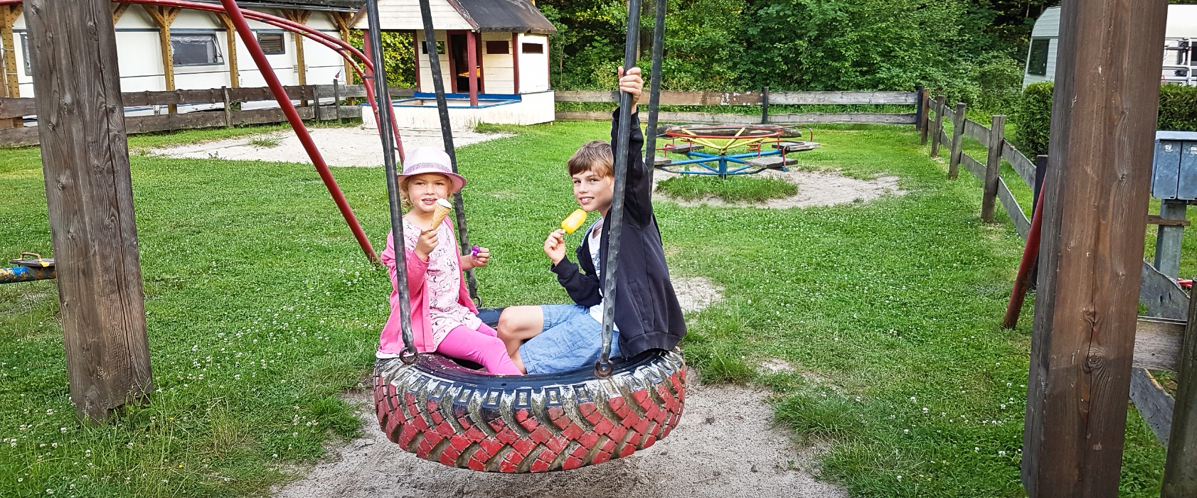 Schaukeln mit Eis - Ferien auf dem Campingplatz Eulenburg