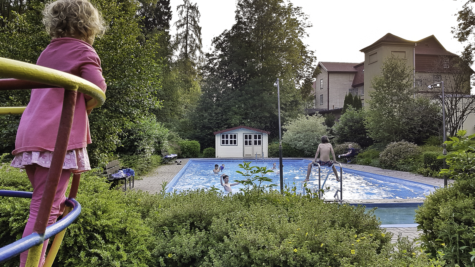 Schwimmbad am Abend - im Hintergrund Industriedenkmal Eulenburg 