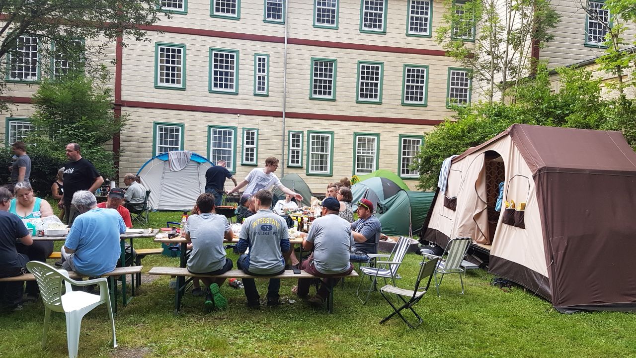 Gruppencamping im Innenhof des Campinghotels
