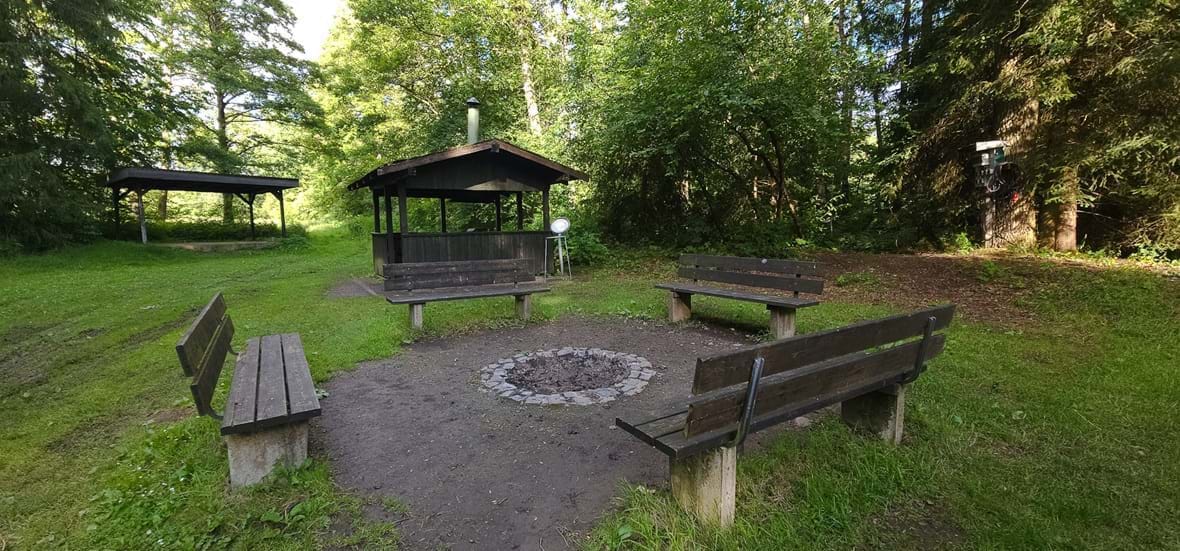 Grillplatz und Grillhütte auf der Campingwiese